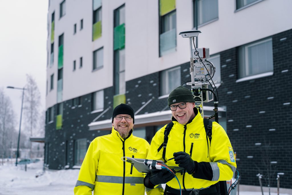 Tutkimusprofessorit Antero Kukko ja Harri Kaartinen seisovat talvisessa maisemassa rakennuksen edessä Espoossa. 