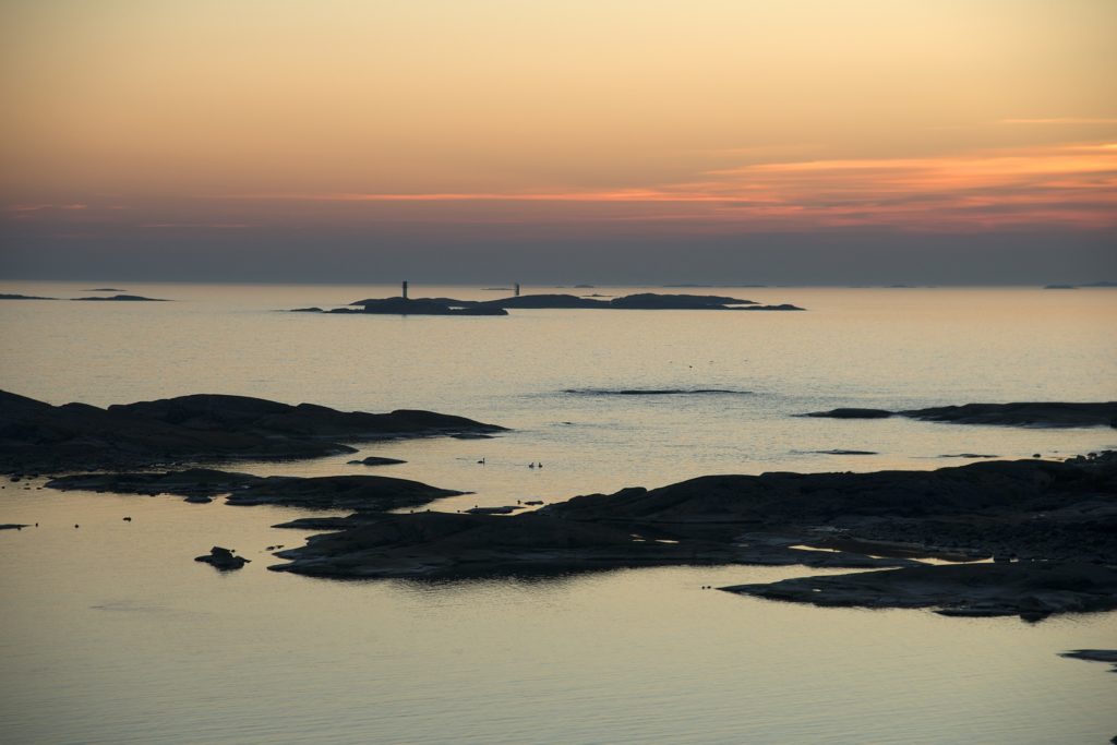 Kuva Itämerestä auringonlaskussa.